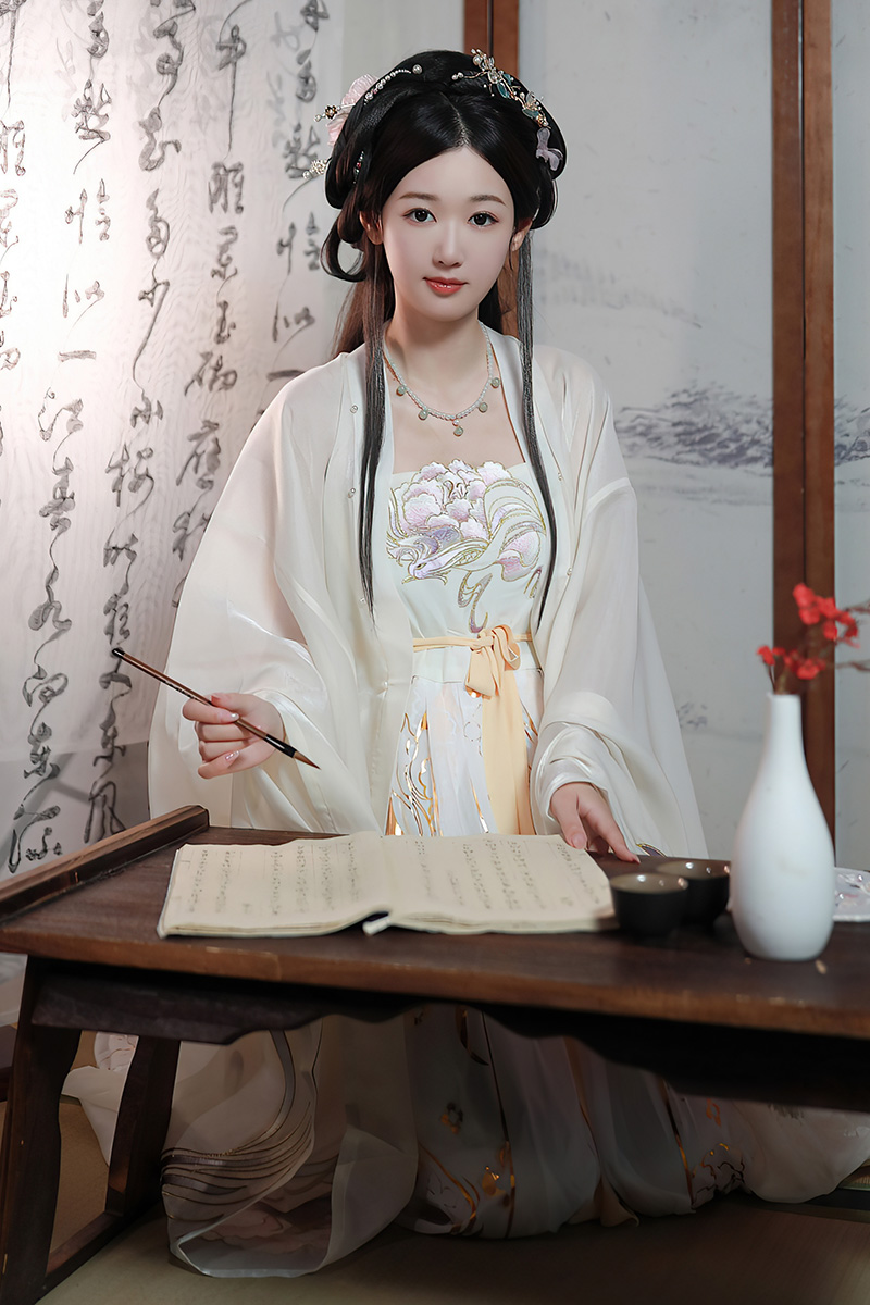 大美女唐安琪性感浅色古装服饰写真图
